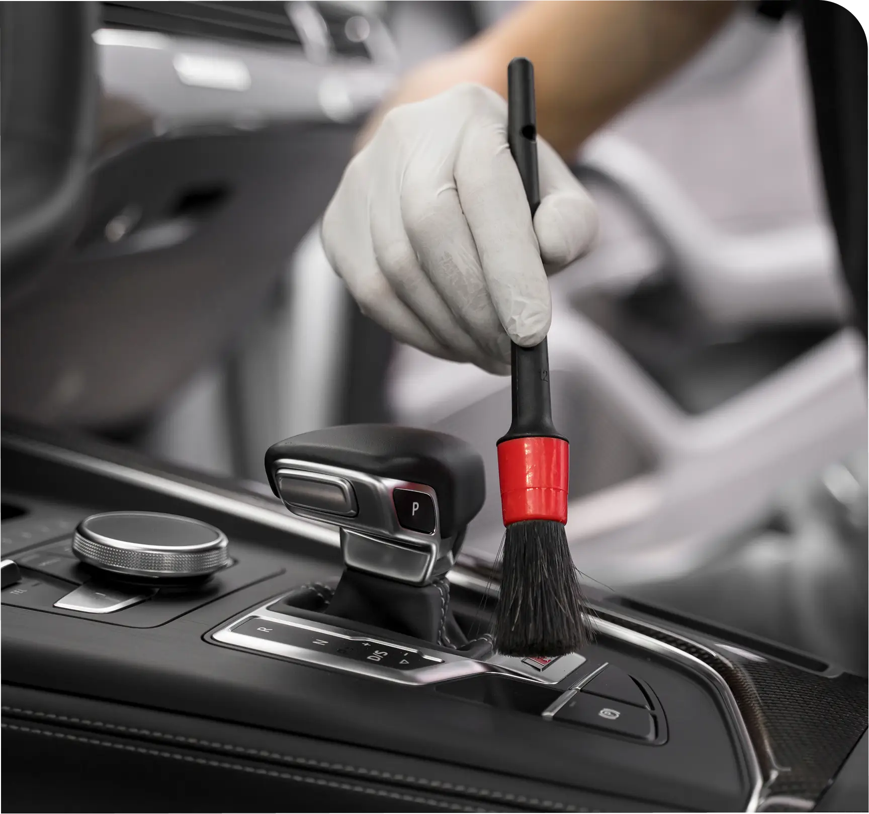 Nettoyage de précision du levier de vitesse d'une voiture.